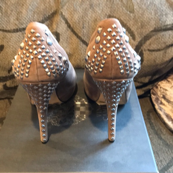 Vince Camuto | 8.5 beautiful studded pump. - Picture 4 of 8